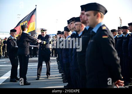 Wilhelmshaven, Deutschland. September 2024. Konteradmiral Jörg Klein, Deputy Commander Operations Command, verleiht der Crew die Medaillen. Die Besatzung der Fregatte Hessen erhielt als erstes geschlossenes Kontingent der Bundeswehr die Kampfmedaille. Die nationalen und EU-Medaillen werden ebenfalls vergeben. Die Veranstaltung würdigt den Sondereinsatz der Besatzung im Rahmen der EUNAVFOR (European Naval Force) Aspides im Roten Meer. Quelle: Sina Schuldt/dpa/Alamy Live News Stockfoto