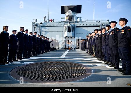 Wilhelmshaven, Deutschland. September 2024. Die Besatzung der 'Hessen' steht an Deck der Fregatte. Die Besatzung der Fregatte Hessen erhielt als erstes geschlossenes Kontingent der Bundeswehr die Kampfmedaille. Die nationalen und EU-Medaillen werden ebenfalls vergeben. Die Veranstaltung würdigt den Sondereinsatz der Besatzung im Rahmen der EUNAVFOR (European Naval Force) Aspides im Roten Meer. Quelle: Sina Schuldt/dpa/Alamy Live News Stockfoto