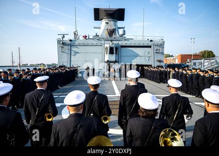 Wilhelmshaven, Deutschland. September 2024. Die Besatzung der 'Hessen' steht an Deck der Fregatte. Die Besatzung der Fregatte Hessen erhielt als erstes geschlossenes Kontingent der Bundeswehr die Kampfmedaille. Die nationalen und EU-Medaillen werden ebenfalls vergeben. Die Veranstaltung würdigt den Sondereinsatz der Besatzung im Rahmen der EUNAVFOR (European Naval Force) Aspides im Roten Meer. Quelle: Sina Schuldt/dpa/Alamy Live News Stockfoto