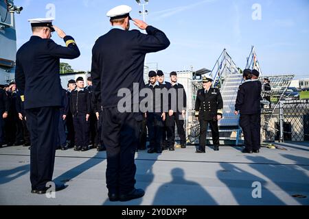 Wilhelmshaven, Deutschland. September 2024. Vasileios Gryparis, operativer Befehlshaber der EUNAVFOR Aspides, wird an Deck der "Hessen" empfangen. Die Besatzung der Fregatte Hessen erhielt als erstes geschlossenes Kontingent der Bundeswehr die Kampfmedaille. Die nationalen und EU-Medaillen werden ebenfalls vergeben. Die Veranstaltung würdigt den Sondereinsatz der Besatzung im Rahmen der EUNAVFOR (European Naval Force) Aspides im Roten Meer. Quelle: Sina Schuldt/dpa/Alamy Live News Stockfoto