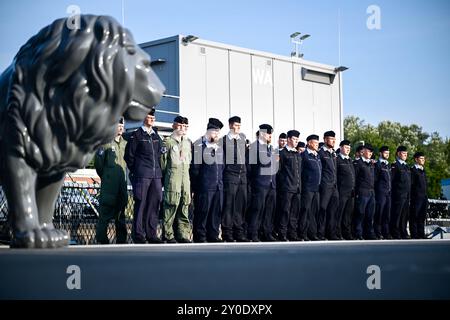 Wilhelmshaven, Deutschland. September 2024. Die Besatzung der 'Hessen' steht an Deck der Fregatte. Die Besatzung der Fregatte Hessen erhielt als erstes geschlossenes Kontingent der Bundeswehr die Kampfmedaille. Die nationalen und EU-Medaillen werden ebenfalls vergeben. Die Veranstaltung würdigt den Sondereinsatz der Besatzung im Rahmen der EUNAVFOR (European Naval Force) Aspides im Roten Meer. Quelle: Sina Schuldt/dpa/Alamy Live News Stockfoto