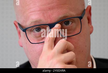 Dresden, Deutschland. September 2024. Henning Homann (SPD), einer der Vorsitzenden der Sächsischen SPD, spricht auf einer Pressekonferenz nach der landtagswahl in Sachsen im Sächsischen landtag. Robert Michael/dpa/Alamy Live News Stockfoto