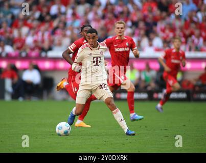 München, Deutschland 01. September 2024: Fussball, Herren, Bundesliga, Saison 2024/2025, FC Bayern München - SC Freiburg, Allianz Arena Jamal Musiala (FC Bayern München) mit Ball DFB, DFL-Vorschriften verbieten jede Verwendung von Fotografien als Bildsequenzen und/oder Quasi-Video Stockfoto