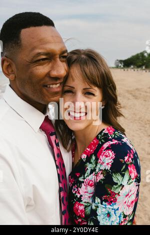 Wir haben ein Paar geheiratet, das am Strand lächelnd und glücklich war Stockfoto