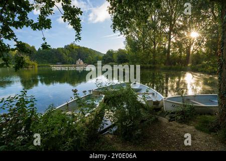 Sonnenaufgang am Swanbourne Lake, Arundel, West Sussex, England, Großbritannien Stockfoto