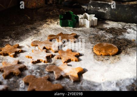 Frisch geschnittene Lebkuchenkekse auf einer bemehlten Arbeitsplatte Stockfoto