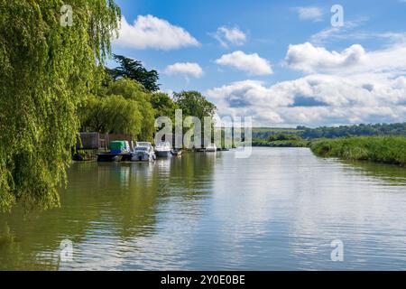 Boote, die entlang des Flusses Arun, Arundel, West Sussex, England, Großbritannien vor Anker gebracht werden Stockfoto