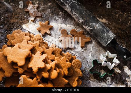 Frisch gebackene Lebkuchenkekse mit Nudelnadel und Schneidewerkzeug Stockfoto