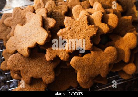 Ein Stapel frisch gebackener Lebkuchenkekse kühlt auf einem Regal ab Stockfoto