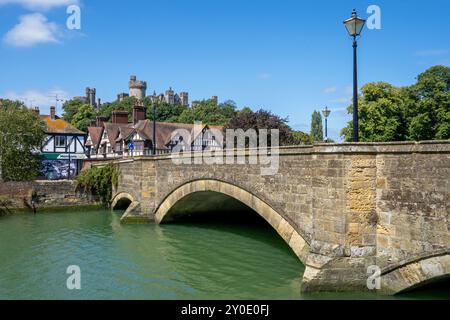 Arundel Castle und historische Brücke über den Fluss Arun, Arundel, West Sussex, England, Großbritannien Stockfoto