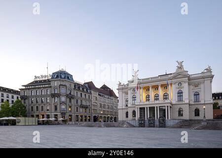 28-08-2024 Zürich, Schweiz. Nationaloper am Sechseläutenplatz. Sonniger Sommermorgen, blauer Himmel, keine Leute. Stockfoto