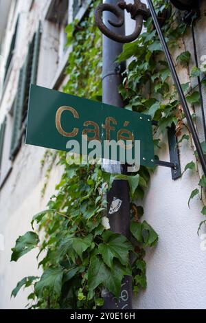 28-08-2024 Zürich, Schweiz. Cafe Cafe Cafe Shop Straßenschild in der Nähe des Lindenplatzes in der Altstadt, keine Leute. Stockfoto