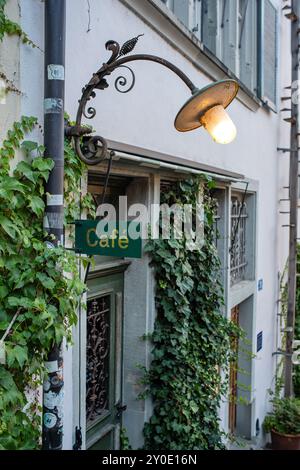 28-08-2024 Zürich, Schweiz. Cafe Cafe Cafe Shop Straßenschild in der Nähe des Lindenplatzes in der Altstadt, keine Leute. Stockfoto