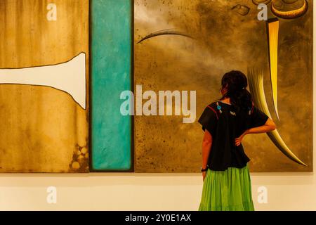 Frau, die sich die Ausstellung anschaut, es Baluard Museum of Modern and Contemporary Art. Palma. Mallorca. Balearen. Spanien. Stockfoto