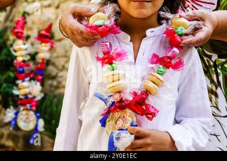 Rosari Ensucrat - süßer Rosenkranz, Bonbons, karamellisiert und Kürbis, typisch für Allerheiligen, Mallorca, Balearen, Spanien Stockfoto