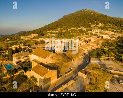 Parroquia de la Inmaculada y el Beato Ramon Llull, Frente al Puig de Randa, Cerro con una Altura de 543 metros, Randa, Mallorca, Balearen, sp Stockfoto