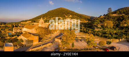 Pfarrei der Unbefleckten und des seligen Ramon Llull, vor dem Puig de Randa, Hügel mit einer Höhe von 543 Metern, Randa, Mallorca, balearen Island Stockfoto