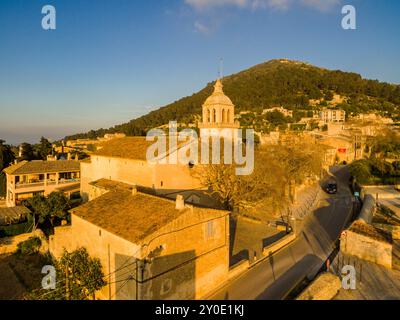 Pfarrei der Unbefleckten und des seligen Ramon Llull, vor dem Puig de Randa, Hügel mit einer Höhe von 543 Metern, Randa, Mallorca, balearen Island Stockfoto