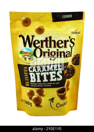 Hamburg – 27. August 2024: Werthers Original Caramel Bites Storck Chocolate Cookie isoliert auf weißem Hintergrund Stockfoto