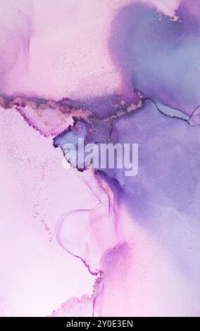 Abstraktes Pastelltinte-Kunstwerk mit wirbelnden Schichten aus violetten und rosa Tönen, die durch fließende Techniken erzeugt wurden Stockfoto