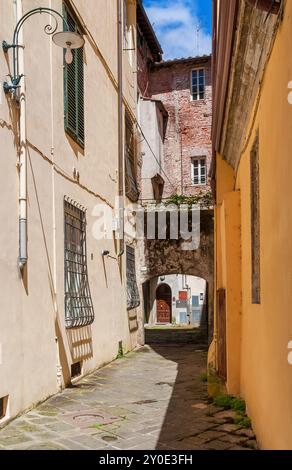 Lucca schöne mittelalterliche Altstadt Gasse mit antikem Bogen Stockfoto