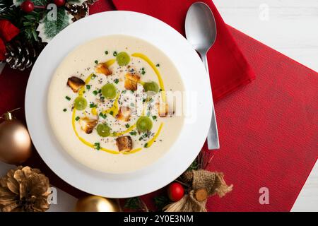 Kalte spanische Tapa-Suppe von Ajoblanco mit Trauben. Tisch mit Panoramablick und Weihnachtsdekoration. Stockfoto