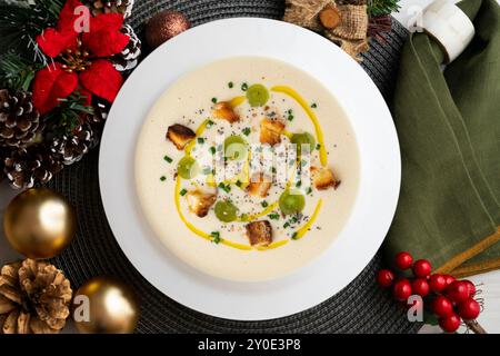 Kalte spanische Tapa-Suppe von Ajoblanco mit Trauben. Tisch mit Panoramablick und Weihnachtsdekoration. Stockfoto