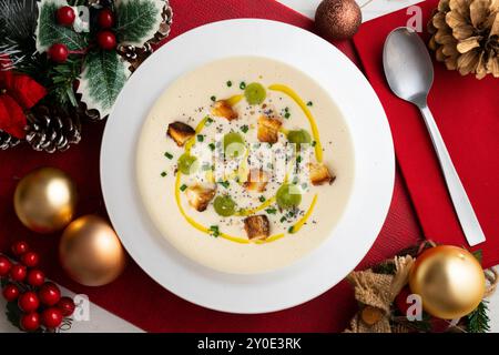 Kalte spanische Tapa-Suppe von Ajoblanco mit Trauben. Tisch mit Panoramablick und Weihnachtsdekoration. Stockfoto