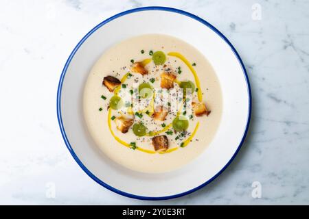 Kalte spanische Tapa-Suppe von Ajoblanco mit Trauben. Tisch mit Panoramablick und Weihnachtsdekoration. Stockfoto