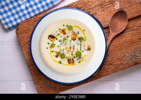 Kalte spanische Tapa-Suppe von Ajoblanco mit Trauben. Tisch mit Panoramablick und Weihnachtsdekoration. Stockfoto