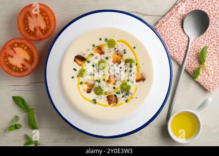 Kalte spanische Tapa-Suppe von Ajoblanco mit Trauben. Tisch mit Panoramablick und Weihnachtsdekoration. Stockfoto