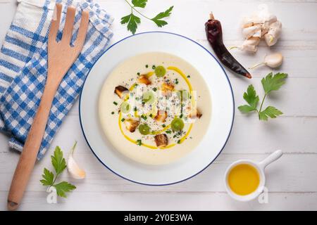 Kalte spanische Tapa-Suppe von Ajoblanco mit Trauben. Tisch mit Panoramablick und Weihnachtsdekoration. Stockfoto