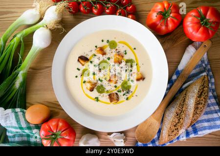 Kalte spanische Tapa-Suppe von Ajoblanco mit Trauben. Tisch mit Panoramablick und Weihnachtsdekoration. Stockfoto