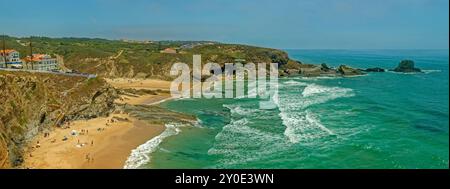 Die Atlantikfront der Stadt Zambujeira do Mar an der Westküste Portugals. Stockfoto