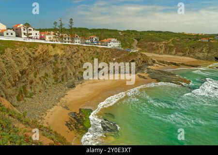 Die Atlantikfront der Stadt Zambujeira do Mar an der Westküste Portugals Stockfoto