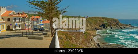 Die Atlantikfront der Stadt Zambujeira do Mar an der Westküste Portugals. Stockfoto