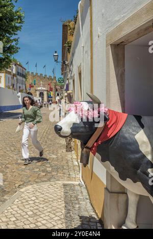 Skulptur einer Kuh in Óbidos, einer ummauerten portugiesischen Stadt, einem Touristenziel in der Region Lissabon. Charmante und attraktive Stadt in Portugal. Europa Stockfoto