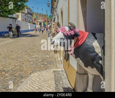 Skulptur einer Kuh in Óbidos, einer ummauerten portugiesischen Stadt, einem Touristenziel in der Region Lissabon. Charmante und attraktive Stadt in Portugal. Europa Stockfoto