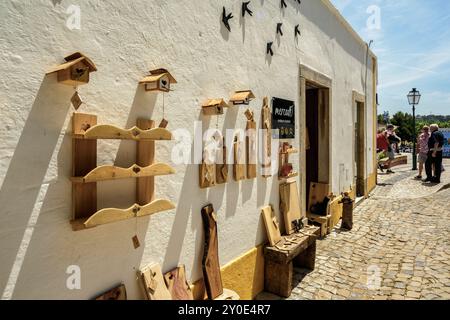 Kaufen Sie mit Holzgegenständen in Óbidos, einer ummauerten portugiesischen Stadt, einem Touristenziel in der Region Lissabon. Charmante und attraktive Stadt in Portugal. Stockfoto