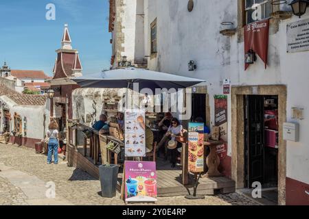 Terrasse der Bar in Óbidos, einer ummauerten portugiesischen Stadt, ein Touristenziel in der Region Lissabon. Charmante und attraktive Stadt in Portugal. Europa Stockfoto