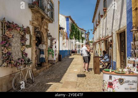 Kleines Geschäft in Obidos, einer ummauerten portugiesischen Stadt, ein Touristenziel in der Region Lissabon. Charmante und attraktive Stadt in Portugal. Europa Stockfoto