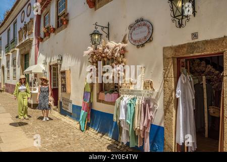 Kleines Geschäft in Obidos, einer ummauerten portugiesischen Stadt, ein Touristenziel in der Region Lissabon. Charmante und attraktive Stadt in Portugal. Europa Stockfoto