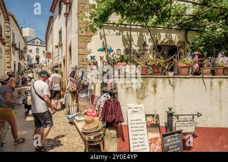 Kleines Geschäft in Obidos, einer ummauerten portugiesischen Stadt, ein Touristenziel in der Region Lissabon. Charmante und attraktive Stadt in Portugal. Europa Stockfoto