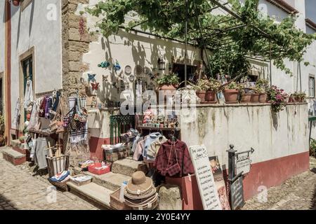 Kleines Geschäft in Obidos, einer ummauerten portugiesischen Stadt, ein Touristenziel in der Region Lissabon. Charmante und attraktive Stadt in Portugal. Europa Stockfoto