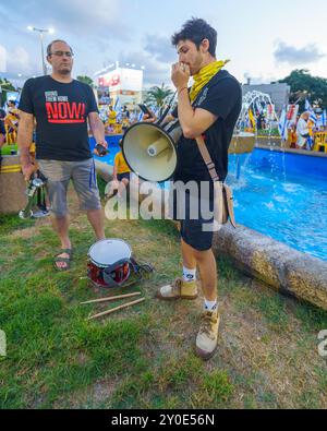 Haifa, Israel - 01. September 2024: Der Freund der Toten, Hersh Goldberg-Polin, spricht an einem Abend der Entsetzungskundgebung und ruft zu einem Stockfoto