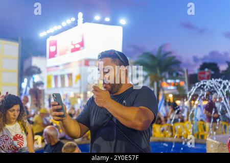 Haifa, Israel - 01. September 2024: Freund der Toten Geisel Carmel Gat spricht an einem Abend der Entsetzungskundgebung und ruft zu einer Geisel d Stockfoto