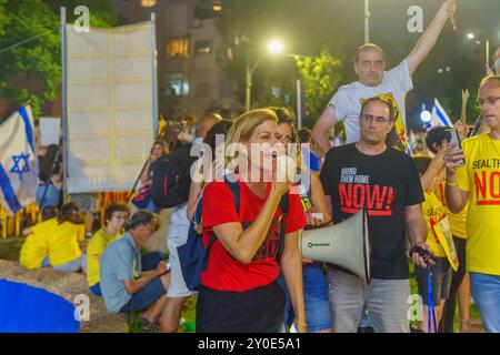 Haifa, Israel – 1. September 2024: Carmit Palty Katzir spricht im Rahmen einer Kundgebung in Haifa zu einer Geiselnahme Stockfoto