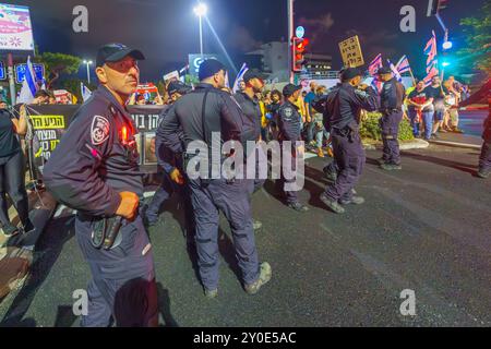 Haifa, Israel - 1. September 2024: Die Polizei konfrontiert die protestierende Menge, Teil einer abendlichen Kundgebung, die einen Geiselvertrag fordert, in Haifa, I Stockfoto