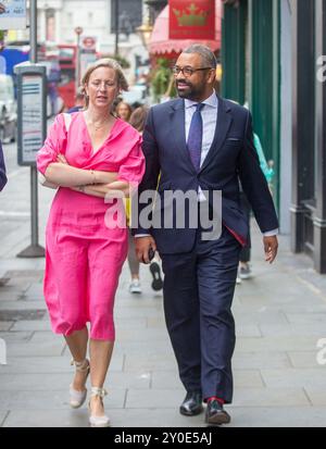 London, England, Großbritannien. September 2024. Der Kandidat der konservativen Parteiführung JAMES trifft GESCHICKT mit seiner Frau SUSANNAH JANET TEMPLE in Whitehall ein, bevor er eine Vortragsrede vornimmt. (Kreditbild: © Tayfun Salci/ZUMA Press Wire) NUR REDAKTIONELLE VERWENDUNG! Nicht für kommerzielle ZWECKE! Quelle: ZUMA Press, Inc./Alamy Live News Stockfoto