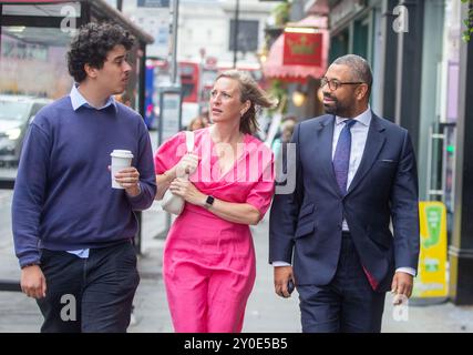 London, England, Großbritannien. September 2024. Der Kandidat der konservativen Parteiführung JAMES trifft GESCHICKT mit seiner Frau SUSANNAH JANET TEMPLE in Whitehall ein, bevor er eine Vortragsrede vornimmt. (Kreditbild: © Tayfun Salci/ZUMA Press Wire) NUR REDAKTIONELLE VERWENDUNG! Nicht für kommerzielle ZWECKE! Quelle: ZUMA Press, Inc./Alamy Live News Stockfoto